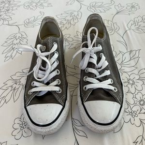Converse chuck Taylor, gray, lowtop, women’s 8